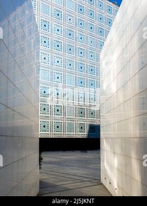 Details der Blendenöffnung an Fenstern, die mashrabiya-Motive auf einem Pariser Museum mit dem Namen Institute du monde arabe bilden Stockfoto