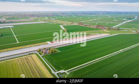 Luftaufnahme von bunten Tulpenfeldern in Holland Stockfoto