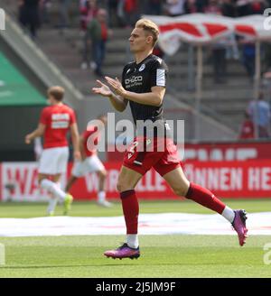 Köln, Deutschland. 04. März 2022. 1. Bundesliga 31. Spieltag, 1. FC Köln - Arminia Bielefeld, Amos Pieper (Arminia) erwärmt sich. Quelle: Jürgen Schwarz/Alamy Live News Stockfoto