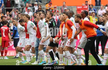 Köln, Deutschland. 04. März 2022. 1. Bundesliga 31. Spieltag, 1. FC Köln - Arminia Bielefeld, das Kölner Team feiert mit den Fans. Quelle: Jürgen Schwarz/Alamy Live News Stockfoto