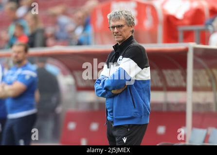 Köln, Deutschland. 04. März 2022. 1. Bundesliga 31. Spieltag, 1. FC Köln - Arminia Bielefeld, Coach Michael Henke schaut zu. Quelle: Jürgen Schwarz/Alamy Live News Stockfoto