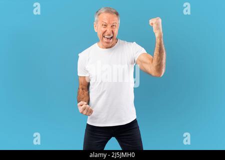 Porträt eines aufgeregt reifen Mann schreiend schüttelnde Fäuste Stockfoto