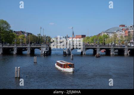 Das Flaggschiff Des Bootes Amsterdam, Das An Der De Hogesluis-Brücke In Amsterdam, Niederlande, Vorbeifährt 21-4-2022 Stockfoto