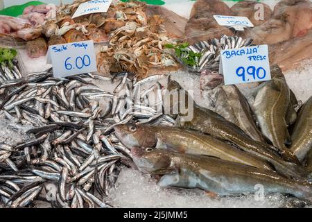 Sardinen, Kabeljau und Meeresfrüchte zum Verkauf auf einem Markt in Barcelona Stockfoto