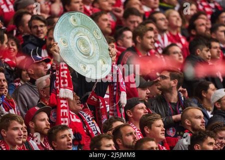 Fan mit Meisterschale Pappe im Spiel FC BAYERN MÜNCHEN - BORUSSIA DORTMUND 3-1 1.Deutsche Fußballliga am 23. April 2022 in München, Deutschland. Saison 2021/2022, Spieltag 31, 1.Bundesliga, München, 31.Spieltag. FCB, BVB © Peter Schatz / Alamy Live News - die DFL-VORSCHRIFTEN VERBIETEN DIE VERWENDUNG VON FOTOS als BILDSEQUENZEN und/oder QUASI-VIDEO - Stockfoto