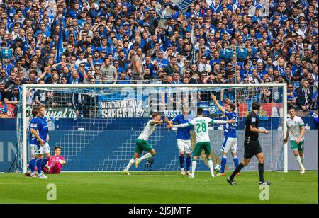 Sport, Fußball, 2. Bundesliga, 2021/2022, FC Schalke 04 gegen SV Werder Bremen 1-4, Veltins Arena Gelsenkirchen, Spielort, Jubel und Frustration über das Tor 0-2, f.l.t.r. Kou Itakura (S04), Marius Buelter (S04), Torwart Martin Fraisl (S04), Torschütze Niclas Fuellkrug (Bremen), Simon Terodde (S04), Ilia Gruev (Bremen), Marcin Kaminski (S04), Schiedsrichter Deniz Aytekin, NICOLAI RAPP (BREMEN), DFL-VORSCHRIFTEN VERBIETEN DIE VERWENDUNG VON FOTOS ALS BILDSEQUENZEN UND/ODER QUASI-VIDEO Stockfoto