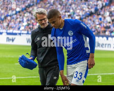 Sport, Fußball, 2. Bundesliga, 2021/2022, FC Schalke 04 gegen SV Werder Bremen 1-4, Veltins Arena Gelsenkirchen, verletzte Malick Thiaw (S04) verlässt das Spielfeld, links Dr. Patrick Ingelfinger, Teamarzt und Leiter der medizinischen Abteilung, die DFL-VORSCHRIFTEN VERBIETEN DIE VERWENDUNG VON FOTOS ALS BILDSEQUENZEN UND/ODER QUASI-VIDEO Stockfoto