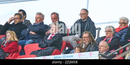 Lars Klingbeil, Bundesvorsitzenden der SPD, Mitglied des Verwaltungsbeirats des FC Bayern, Dieter REITER, Oberbürgermeister Stadt München , Leslie Mandoki, im Spiel FC BAYERN MÜNCHEN - BORUSSIA DORTMUND 3-1 1.Deutsche Fußballliga am 23. April 2022 in München, Deutschland. Saison 2021/2022, Spieltag 31, 1.Bundesliga, München, 31.Spieltag. FCB, BVB © Peter Schatz / Alamy Live News - die DFL-VORSCHRIFTEN VERBIETEN DIE VERWENDUNG VON FOTOS als BILDSEQUENZEN und/oder QUASI-VIDEO - Stockfoto