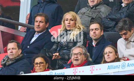 Thomas KROTH, Manager Manuel Neuer, Player Agent und Inhaber pro Profil Management, Philipp LAHM ex Profi und DFB Kapitän, im Spiel FC BAYERN MÜNCHEN - BORUSSIA DORTMUND 3-1 1. Deutsche Fußballliga am 23. April 2022 in München. Saison 2021/2022, Spieltag 31, 1.Bundesliga, München, 31.Spieltag. FCB, BVB © Peter Schatz / Alamy Live News - die DFL-VORSCHRIFTEN VERBIETEN DIE VERWENDUNG VON FOTOS als BILDSEQUENZEN und/oder QUASI-VIDEO - Stockfoto