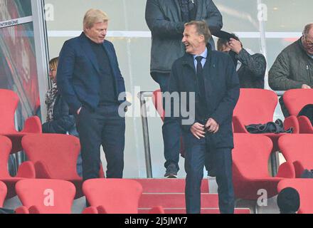 Oliver KAHN, FCB CEO, Vorstandsvorsitzender der FC Bayern München AG, Hans-Joachim Watzke, Geschäftsführer BVB , im Spiel FC BAYERN MÜNCHEN - BORUSSIA DORTMUND 3-1 1.Deutsche Fußballliga am 23. April 2022 in München, Deutschland. Saison 2021/2022, Spieltag 31, 1.Bundesliga, München, 31.Spieltag. FCB, BVB © Peter Schatz / Alamy Live News - die DFL-VORSCHRIFTEN VERBIETEN DIE VERWENDUNG VON FOTOS als BILDSEQUENZEN und/oder QUASI-VIDEO - Stockfoto