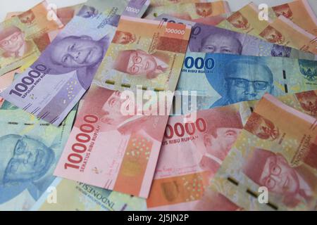 Indonesische Rupiah Geld 100.000, 50.000 und 10.000 IDR-Banknoten. Draufsicht Stockfoto