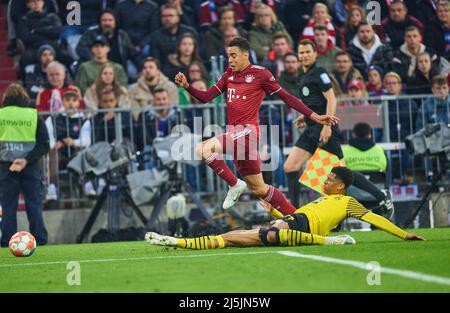 Jamal MUSIALA, FCB 42 Wettkampf um den Ball, Tackling, Duell, Header, zweikampf, Aktion, Kampf gegen Jude BELLINGHAM , Nr. 22 BVB im Spiel FC BAYERN MÜNCHEN - BORUSSIA DORTMUND 3-1 1.Deutsche Fußballliga am 23. April 2022 in München, Deutschland. Saison 2021/2022, Spieltag 31, 1.Bundesliga, München, 31.Spieltag. FCB, BVB © Peter Schatz / Alamy Live News - die DFL-VORSCHRIFTEN VERBIETEN DIE VERWENDUNG VON FOTOS als BILDSEQUENZEN und/oder QUASI-VIDEO - Stockfoto