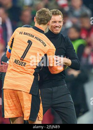 Manuel NEUER, Torwart FCB 1 Trainer Julian Nagelsmann (FCB), Teamchef, Headcoach, Trainer, Feier nach dem Spiel FC BAYERN MÜNCHEN - BORUSSIA DORTMUND 3-1 1.Deutsche Fußballliga am 23. April 2022 in München, Deutschland. Saison 2021/2022, Spieltag 31, 1.Bundesliga, München, 31.Spieltag. FCB, BVB © Peter Schatz / Alamy Live News - die DFL-VORSCHRIFTEN VERBIETEN DIE VERWENDUNG VON FOTOS als BILDSEQUENZEN und/oder QUASI-VIDEO - Stockfoto