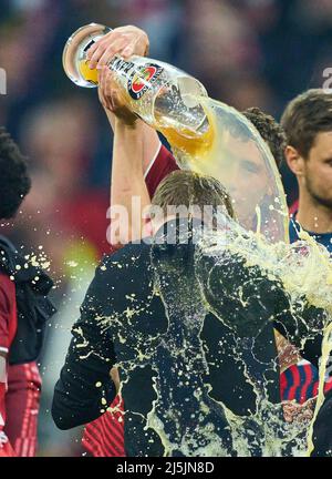 Benjamin PAVARD, FCB 5 Bierdusche für Trainer Julian Nagelsmann (FCB), Teamchef, Headcoach, Trainer, , Feier nach dem Spiel FC BAYERN MÜNCHEN - BORUSSIA DORTMUND 3-1 1.Deutsche Fußballliga am 23. April 2022 in München, Deutschland. Saison 2021/2022, Spieltag 31, 1.Bundesliga, München, 31.Spieltag. FCB, BVB © Peter Schatz / Alamy Live News - die DFL-VORSCHRIFTEN VERBIETEN DIE VERWENDUNG VON FOTOS als BILDSEQUENZEN und/oder QUASI-VIDEO - Stockfoto