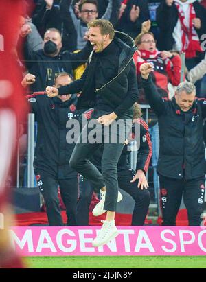 Trainer Julian Nagelsmann (FCB), Teamleiter, Headcoach, Coach, feiert das Tor 3-1, Glücklich, lachen, feiern, im Spiel FC BAYERN MÜNCHEN - BORUSSIA DORTMUND 3-1 1.Deutsche Fußballliga am 23. April 2022 in München, Deutschland. Saison 2021/2022, Spieltag 31, 1.Bundesliga, München, 31.Spieltag. FCB, BVB © Peter Schatz / Alamy Live News - die DFL-VORSCHRIFTEN VERBIETEN DIE VERWENDUNG VON FOTOS als BILDSEQUENZEN und/oder QUASI-VIDEO - Stockfoto