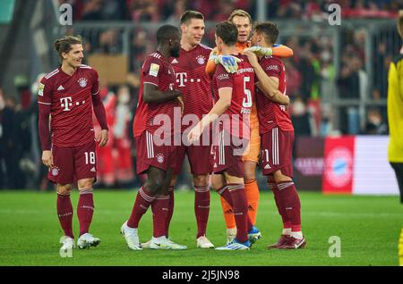 Manuel NEUER, Torwart FCB 1 Niklas SUELE, SÜLE, FCB 4 Benjamin PAVARD, FCB 5 Marcel Sabitzer, FCB 18 Dayot Upamecano , FCB 2 Lucas HERNANDEZ (FCB 21) Feier nach dem Spiel FC BAYERN MÜNCHEN - BORUSSIA DORTMUND 3-1 1.Deutsche Fußballliga am 23. April 2022 in München, Deutschland. Saison 2021/2022, Spieltag 31, 1.Bundesliga, München, 31.Spieltag. FCB, BVB © Peter Schatz / Alamy Live News - die DFL-VORSCHRIFTEN VERBIETEN DIE VERWENDUNG VON FOTOS als BILDSEQUENZEN und/oder QUASI-VIDEO - Stockfoto