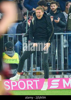 Trainer Julian Nagelsmann (FCB), Teamleiter, Headcoach, Coach, feiert das Tor 3-1, Glücklich, lachen, feiern, im Spiel FC BAYERN MÜNCHEN - BORUSSIA DORTMUND 3-1 1.Deutsche Fußballliga am 23. April 2022 in München, Deutschland. Saison 2021/2022, Spieltag 31, 1.Bundesliga, München, 31.Spieltag. FCB, BVB © Peter Schatz / Alamy Live News - die DFL-VORSCHRIFTEN VERBIETEN DIE VERWENDUNG VON FOTOS als BILDSEQUENZEN und/oder QUASI-VIDEO - Stockfoto