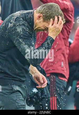 Benjamin PAVARD, FCB 5 Bierdusche für Trainer Julian Nagelsmann (FCB), Teamchef, Headcoach, Trainer, , Feier nach dem Spiel FC BAYERN MÜNCHEN - BORUSSIA DORTMUND 3-1 1.Deutsche Fußballliga am 23. April 2022 in München, Deutschland. Saison 2021/2022, Spieltag 31, 1.Bundesliga, München, 31.Spieltag. FCB, BVB © Peter Schatz / Alamy Live News - die DFL-VORSCHRIFTEN VERBIETEN DIE VERWENDUNG VON FOTOS als BILDSEQUENZEN und/oder QUASI-VIDEO - Stockfoto