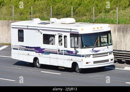 White American Winnebago Brave RV Freizeitfahrzeug Wohnmobil Wohnmobil fahren entlang England UK Autobahn Straße Wohnmobil verdeckt Kennzeichen Stockfoto