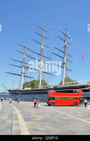 Red London Routemaster Open-Top-Bus neben dem historisch restaurierten britischen Teeslipper Cutty Sark, Teil der National Historic Fleet Greenwich England Stockfoto