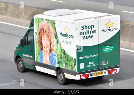 Rückseite und Luftaufnahme von Morrisons Supermarkt online Home Food Shopping Lieferwagen mit Seitengrafiken fahren entlang englischer britischer Autobahn Straße Stockfoto