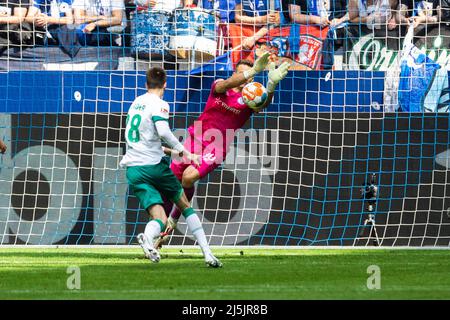 Gelsenkirchen, Veltins-Arena, 23.04.22: Ilia Gruev (Bremen) köpft das 1:0 Tor gegen Torwart Martin Fraisl (Schalke) im zweiten Versuch im Spiel der 2. Stockfoto