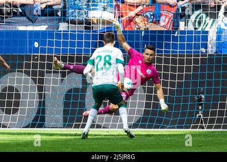 Gelsenkirchen, Veltins-Arena, 23.04.22: Ilia Gruev (Bremen) köpft das 1:0 Tor gegen Torwart Martin Fraisl (Schalke) im zweiten Versuch im Spiel der 2. Stockfoto