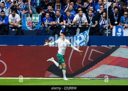 Gelsenkirchen, Veltins-Arena, 23.04.22: Ilia Gruev (Bremen) köpft das 1:0 Tor gegen Torwart Martin Fraisl (Schalke) im zweiten Versuch und jubelt im S Stockfoto