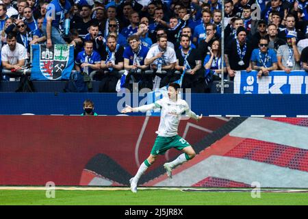 Gelsenkirchen, Veltins-Arena, 23.04.22: Ilia Gruev (Bremen) köpft das 1:0 Tor gegen Torwart Martin Fraisl (Schalke) im zweiten Versuch und jubelt im S Stockfoto