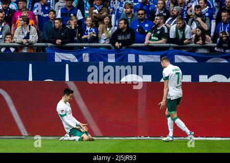 Gelsenkirchen, Veltins-Arena, 23.04.22: Ilia Gruev (Bremen) köpft das 1:0 Tor gegen Torwart Martin Fraisl (Schalke) im zweiten Versuch und jubelt mit Stockfoto