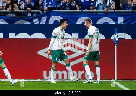 Gelsenkirchen, Veltins-Arena, 23.04.22: Ilia Gruev (Bremen) köpft das 1:0 Tor gegen Torwart Martin Fraisl (Schalke) im zweiten Versuch und jubelt mit Stockfoto