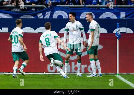 Gelsenkirchen, Veltins-Arena, 23.04.22: Ilia Gruev (Bremen) (M) köpft das 1:0 Tor gegen Torwart Martin Fraisl (Schalke) im zweiten Versuch und jubelt Stockfoto