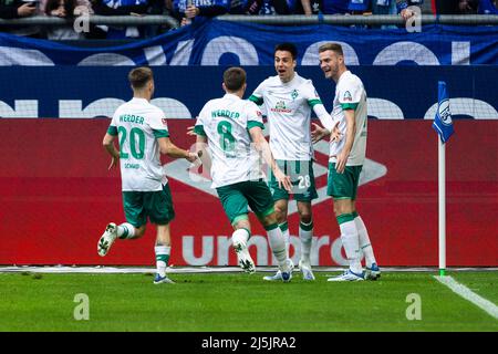 Gelsenkirchen, Veltins-Arena, 23.04.22: Ilia Gruev (Bremen) (M) köpft das 1:0 Tor gegen Torwart Martin Fraisl (Schalke) im zweiten Versuch und jubelt Stockfoto