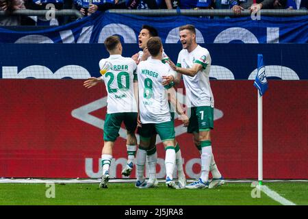 Gelsenkirchen, Veltins-Arena, 23.04.22: Ilia Gruev (Bremen) (M) köpft das 1:0 Tor gegen Torwart Martin Fraisl (Schalke) im zweiten Versuch und jubelt Stockfoto