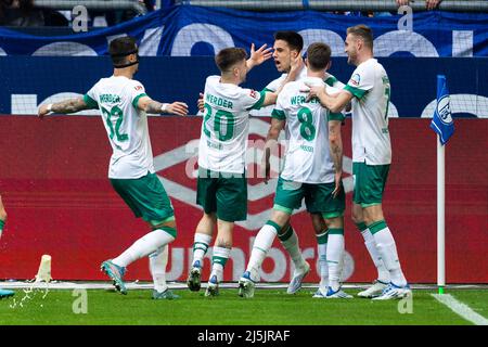 Gelsenkirchen, Veltins-Arena, 23.04.22: Ilia Gruev (Bremen) (M) köpft das 1:0 Tor gegen Torwart Martin Fraisl (Schalke) im zweiten Versuch und jubelt Stockfoto