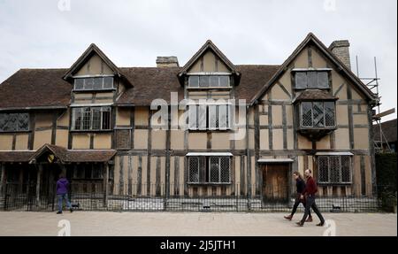 (220424) -- STRATFORD-UPON-AVON, 24. April 2022 (Xinhua) -- Menschen gehen am Elternhaus von William Shakespeare in Stratford-upon-Avon, Großbritannien, 23. April 2022, vorbei. Über 1.000 Menschen versammelten sich in Stratford-upon-Avon, der Heimatstadt von William Shakespeare, um am Samstag den 458.. Geburtstag des britischen Dramatikers zu feiern. (Xinhua/Li Ying) Stockfoto