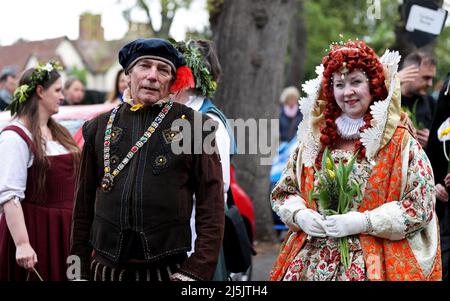 (220424) -- STRATFORD-UPON-AVON, 24. April 2022 (Xinhua) -- in Stratford-upon-Avon, Großbritannien, am 23. April 2022, nehmen Menschen an einer Parade zum Geburtstag von William Shakespeare zum 458.. Geburtstag Teil. Über 1.000 Menschen versammelten sich in Stratford-upon-Avon, der Heimatstadt von William Shakespeare, um am Samstag den 458.. Geburtstag des britischen Dramatikers zu feiern. (Xinhua/Li Ying) Stockfoto