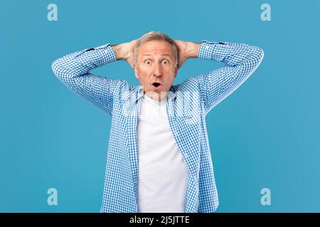 Überrascht reifer Mann schnappt Kopf starrte auf Kamera Stockfoto