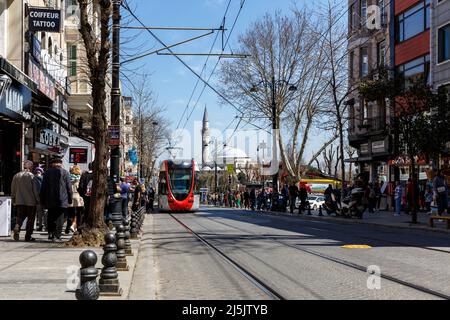 Istanbul, Türkei - 07. April 2022: Moderne Istanbuler Straßenbahn Stockfoto