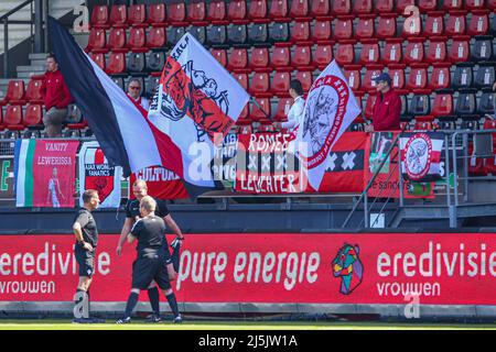 Rotterdam, Niederlande. 24. April 2022. ROTTERDAM, NIEDERLANDE - 24. APRIL: Fans von Ajax während des niederländischen Spiels Pure Energie Womens Eredivisie zwischen Excelsior und Ajax am 24. April 2022 in Woudestijn in Rotterdam, Niederlande (Foto von Ben Gal/Orange Picics) Credit: Orange Pics BV/Alamy Live News Stockfoto