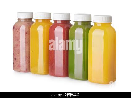 Reihe von verschiedenen gepressten Detox Saft Plastikflaschen isoliert auf weiß Stockfoto