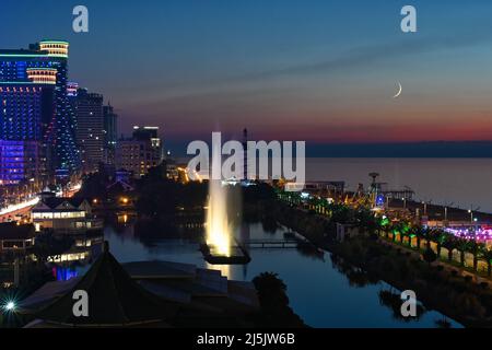 Luftaufnahme des neuen Boulevards von Batumi bei Nacht. Adjara Region, Georgien Stockfoto