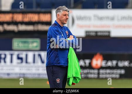 Mike Garrity Assistant Head Coach von Blackpool während der Aufwärmphase vor dem Spiel in Luton, Großbritannien am 4/24/2022. (Foto von Mark Cosgrove/News Images/Sipa USA) Stockfoto