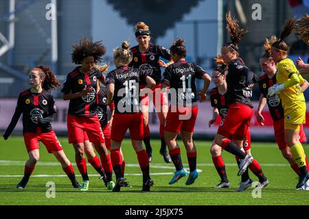 Rotterdam, Niederlande. 24. April 2022. ROTTERDAM, NIEDERLANDE - 24. APRIL: Spieler von Excelsior während des niederländischen Spiels Pure Energie Womens Eredivisie zwischen Excelsior und Ajax am 24. April 2022 in Woudestijn in Rotterdam, Niederlande (Foto von Ben Gal/Orange Picles) Credit: Orange Pics BV/Alamy Live News Stockfoto