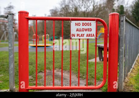 Schild am Eingang eines Kinderspielbereichs, auf dem steht, dass Hunde nicht erlaubt sind Stockfoto