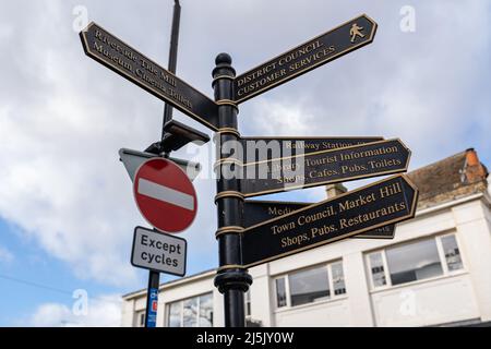 Woodbridge Suffolk UK Februar 22 2022: Multidirektionales Schild in einem Stadtzentrum, das die Wegbeschreibung zu einer Reihe von verschiedenen touristischen Attraktionen und zeigt Stockfoto