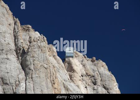 Der Blick auf Punta Rocca 3309 m, mit der Bergstation für die Seilbahn Malga Ciapela, Italienische Alpen. Stockfoto