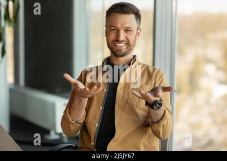 Ein Geschäftsmann Lächelt Der Kamera Zu Und Führt Einen Videoanruf Im Büro Stockfoto