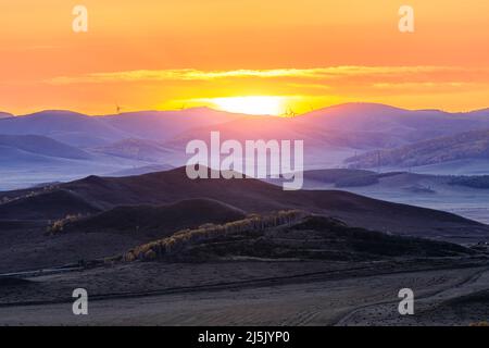 Wunderschöne Naturlandschaft im Ulan Butong Grasland, Innere Mongolei, China. Farbenfrohe Wiesen- und Bergkulisse in der Herbstsaison. Stockfoto