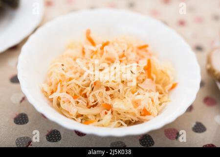 Appetitlich knuspriges Sauerkraut in Schüssel Stockfoto